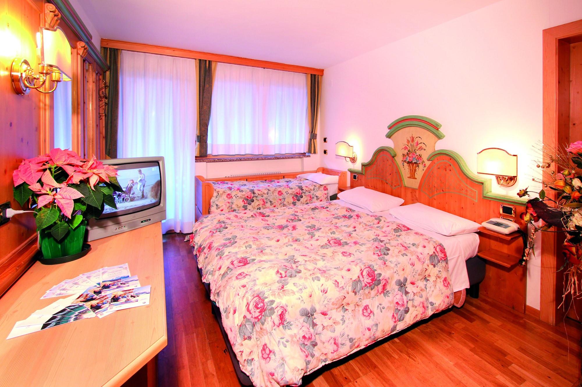 Hotel Dolomiti Schloss Canazei Εξωτερικό φωτογραφία
