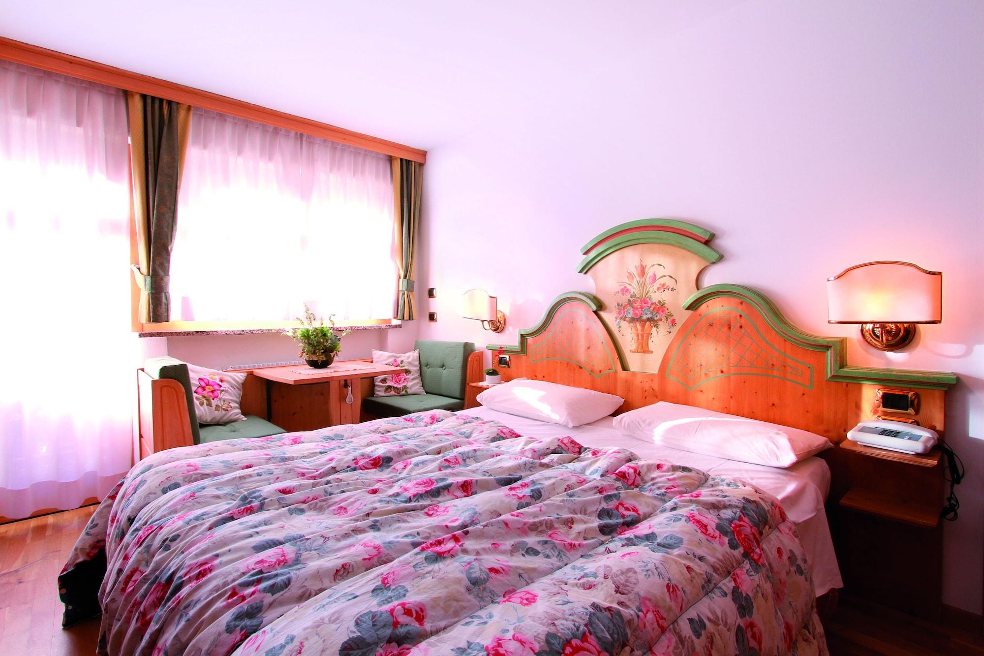 Hotel Dolomiti Schloss Canazei Εξωτερικό φωτογραφία