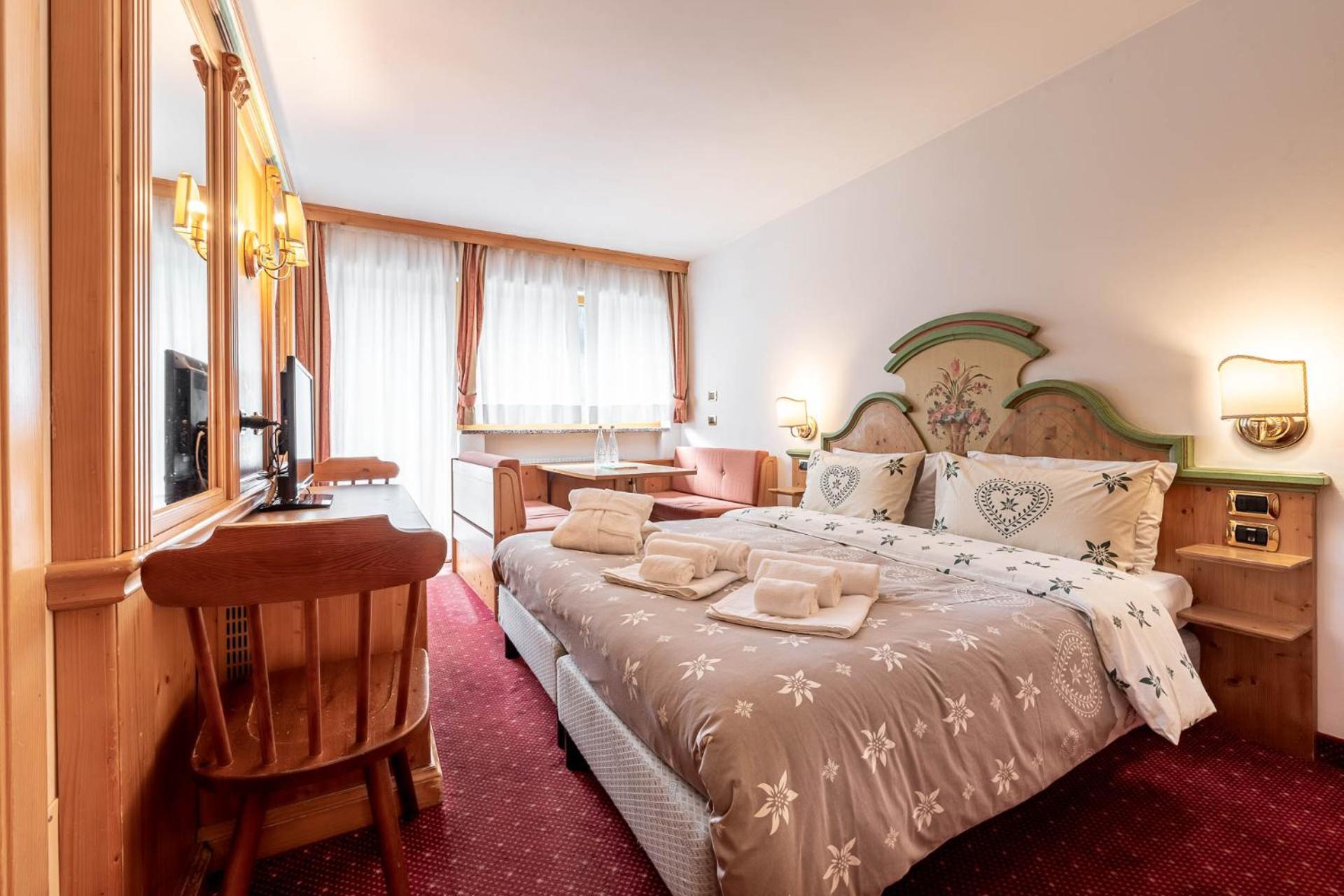 Hotel Dolomiti Schloss Canazei Εξωτερικό φωτογραφία