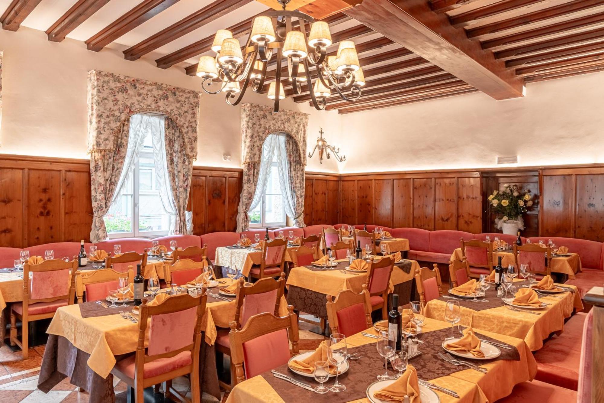 Hotel Dolomiti Schloss Canazei Εξωτερικό φωτογραφία