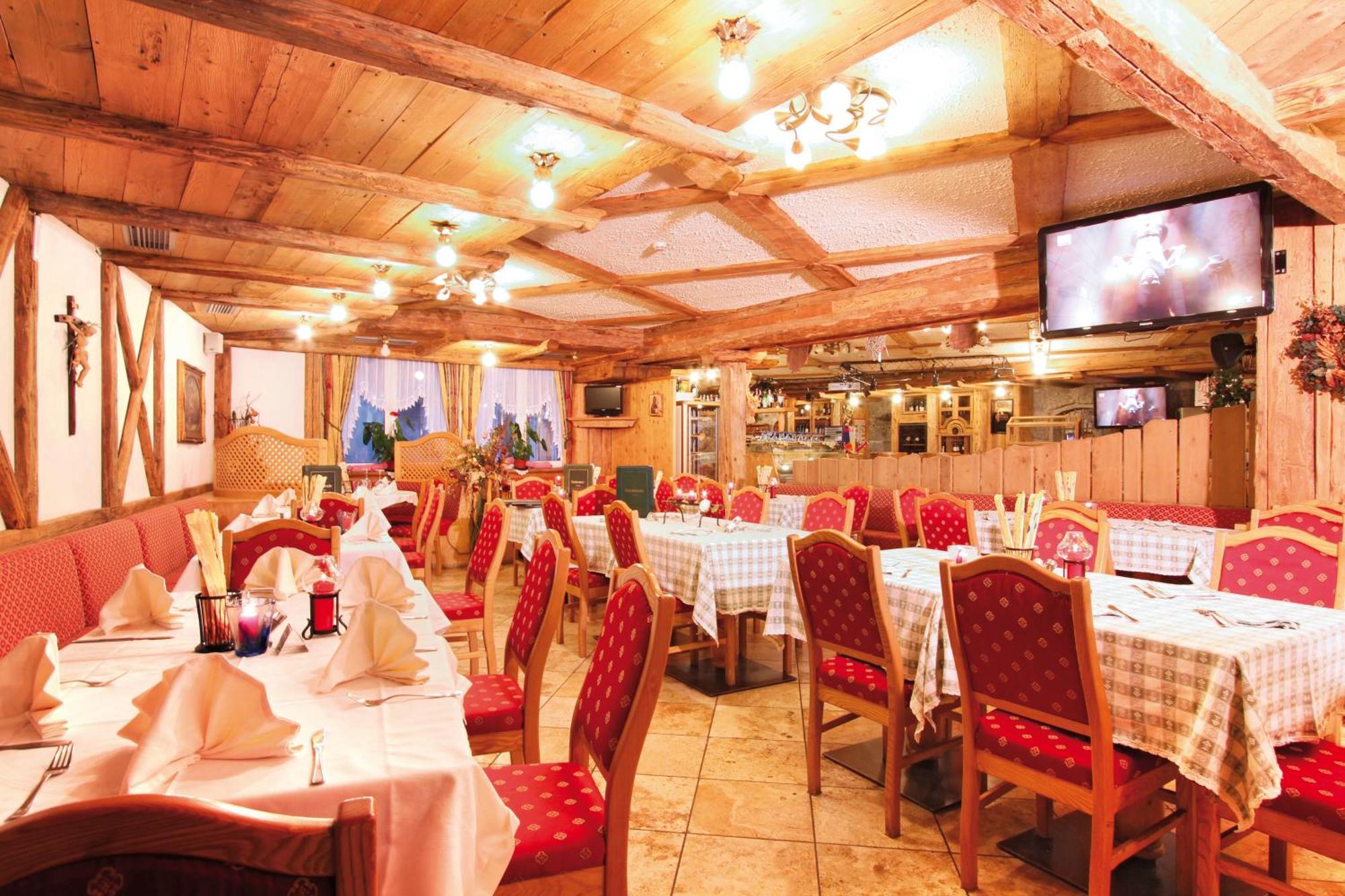 Hotel Dolomiti Schloss Canazei Εξωτερικό φωτογραφία
