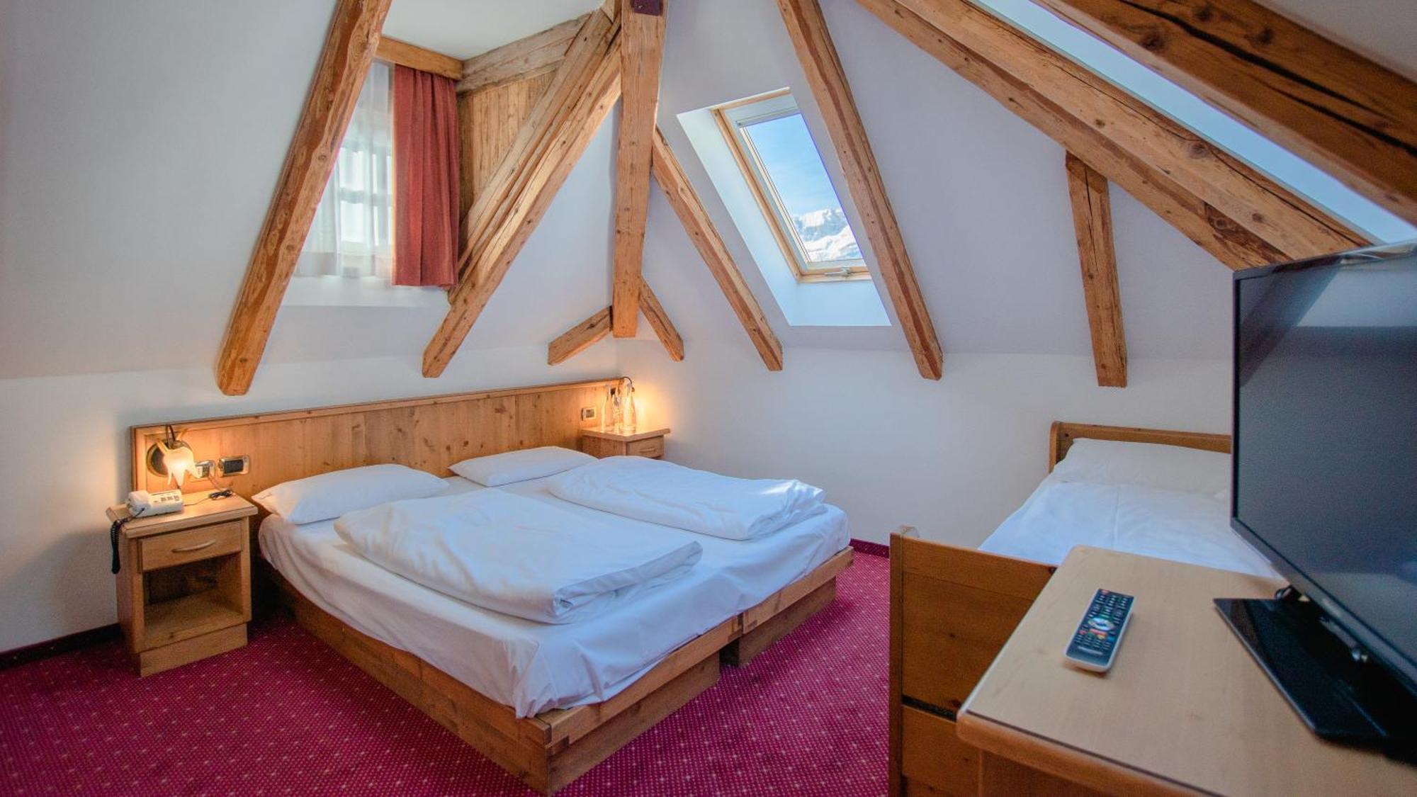 Hotel Dolomiti Schloss Canazei Εξωτερικό φωτογραφία