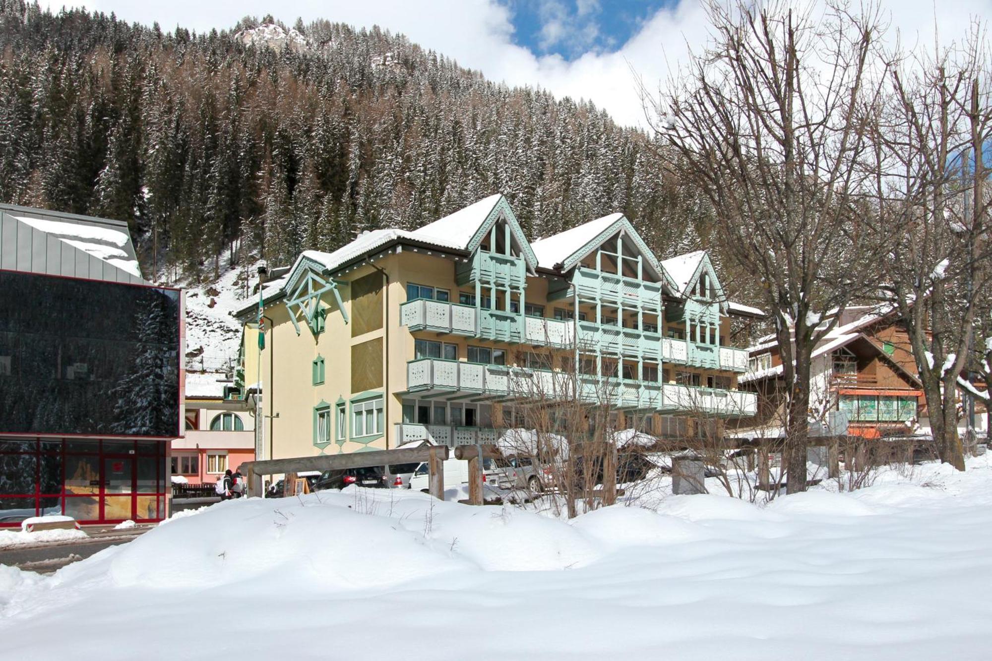 Hotel Dolomiti Schloss Canazei Εξωτερικό φωτογραφία