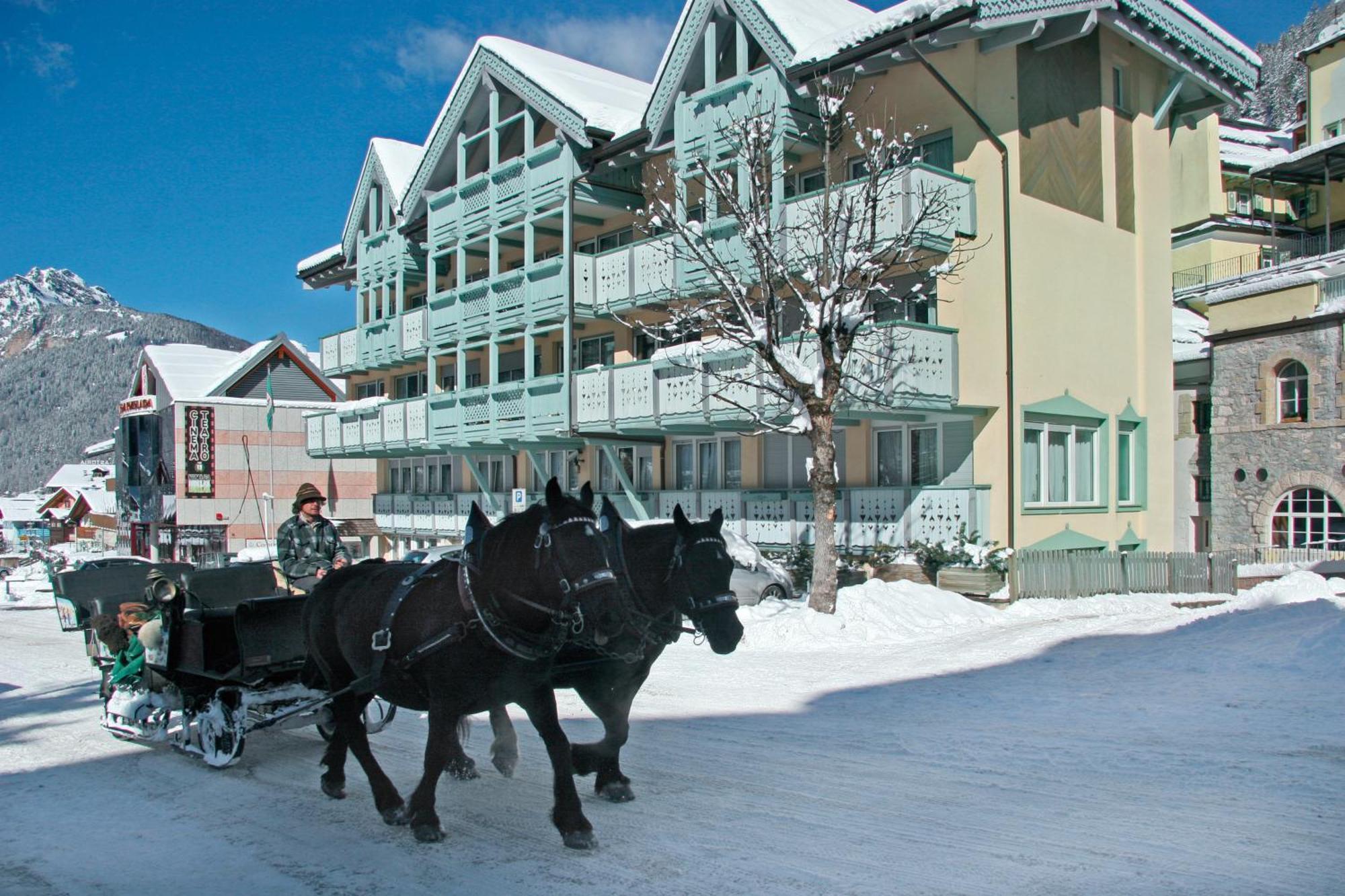 Hotel Dolomiti Schloss Canazei Εξωτερικό φωτογραφία