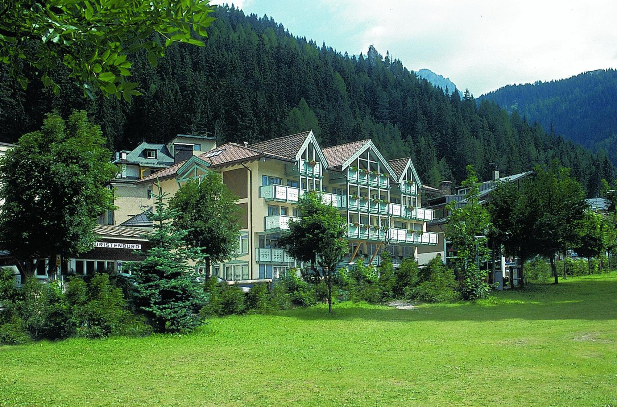 Hotel Dolomiti Schloss Canazei Εξωτερικό φωτογραφία