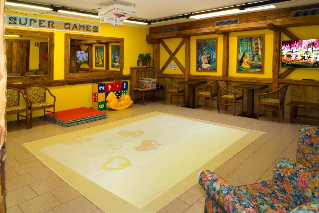 Hotel Dolomiti Schloss Canazei Εξωτερικό φωτογραφία