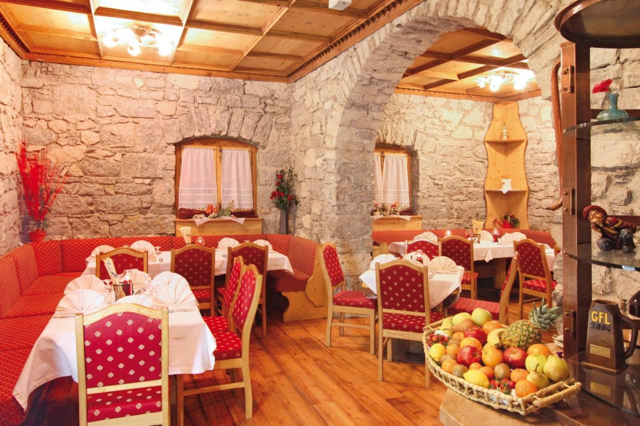 Hotel Dolomiti Schloss Canazei Εξωτερικό φωτογραφία